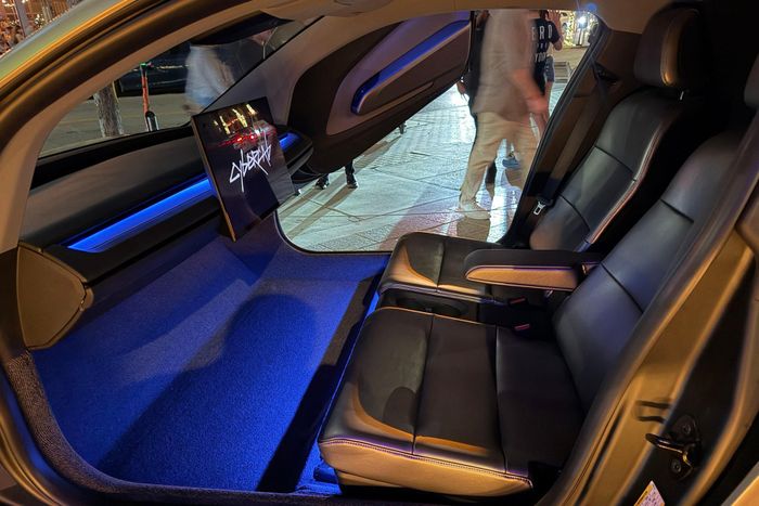 Điểm khác biệt của Tesla Cybercab so với các mẫu robotaxi như Tesla Model Y hay Jaguar I-Pace được Waymo vận hành nằm ở thiết kế không trang bị vô lăng và bàn đạp ga/phanh.