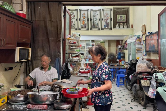  Quán bánh cuốn ông Chính chỉ có một nhân viên là bà Phùng Thái (62 tuổi), dịp cuối tuần đông hơn sẽ gọi thêm 1-2 người phụ. 