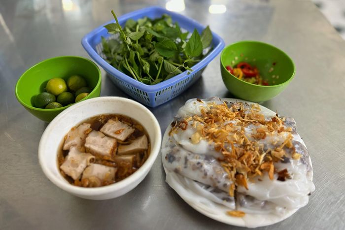  Ông Chính tự tay tráng bánh, phục vụ khách nhiều năm nay. Trong hình, một suất bánh kèm chả có giá 20.000 đồng.