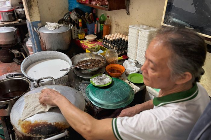  Mỗi ngày, ông chính tự tay tráng khoảng 100-200 suất bánh cuốn cho khách. 