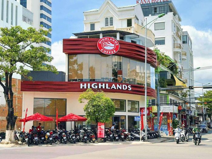 Jollibee bán 11% Highlands Coffee với giá 88 triệu USD, định giá doanh nghiệp ở mức 800 triệu USD. Ảnh: H.L.