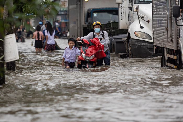 Trẻ vừa đi mưa về cần được lau khô người, thay quần áo nếu bị ướt và tránh ngồi ngay trước luồng gió điều hòa. Ảnh: Khương Nguyễn.