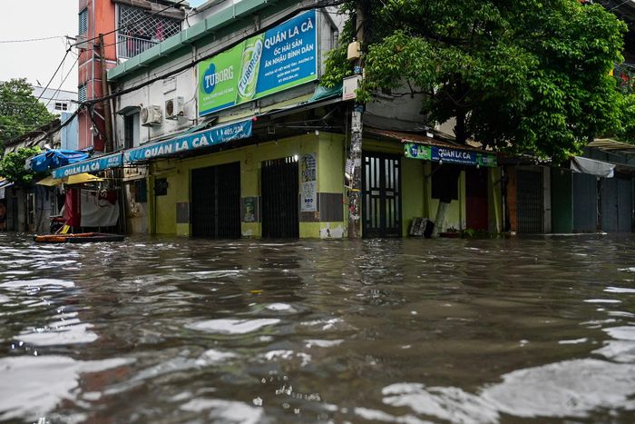  Nước phủ kín mặt đường, che khuất các vị trí trũng và ổ gà, khiến việc di chuyển bằng xe máy trở nên khó khăn hơn. 