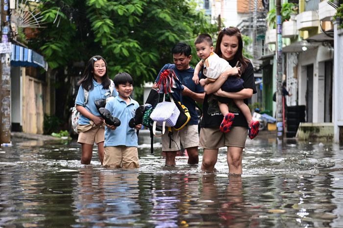  Tình trạng ngập xảy ra vào giờ tan học, khiến phụ huynh và học sinh gặp khó khăn khi đi qua khu vực này. 