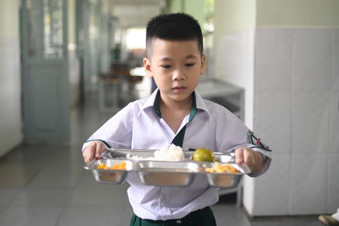 Mỗi năm, trường đều tổ chức tập huấn cho cán bộ quản lý, giáo viên, nhân viên, bảo mẫu, cấp dưỡng… về việc tổ chức giờ ăn bán trú. Từ đó đảm bảo từ khâu lựa chọn đơn vị cung cấp, lên thực đơn, nấu ăn đến tổ chức ăn đều được thực hiện và giám sát cẩn trọng, đảm bảo dinh dưỡng cho học sinh theo từng độ tuổi.