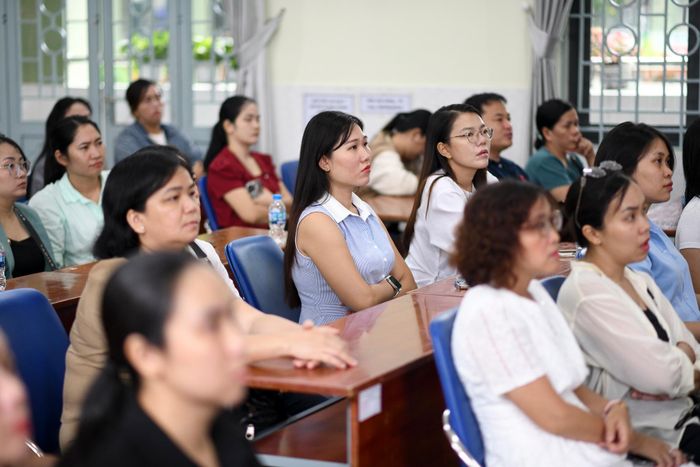 Trường Tiểu học Hiệp Tân (phường Phú Thạnh) hiện có 2 cơ sở với hơn 1.300 suất ăn/ngày. Ngày 23/9, tại chương trình giờ ăn mở, nhà trường công khai đơn vị cung cấp thực phẩm, nước uống cho nhà trường; đồng thời công khai cách lên thực đơn, tính toán dinh dưỡng cho học sinh hàng tuần, hàng tháng.