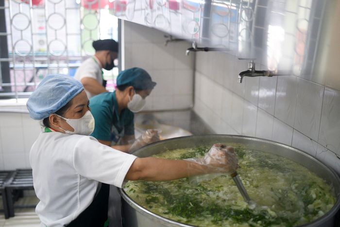 Thức ăn chín được chuyển ra ngoài bằng lối đi riêng, tránh các ảnh hưởng từ khu vực đồ sống. Hôm nay, mỗi phần ăn có trứng chiên thịt, bí đỏ xào thịt và đậu phộng, canh bắp cải.