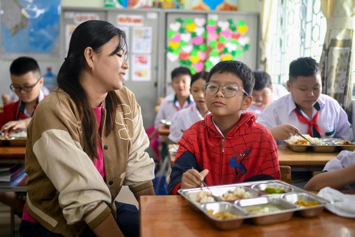 Lần thứ ba tham gia hoạt động, chị Minh Tú, phụ huynh học sinh lớp 5, cho biết: “Tôi có 2 bé đang học ở trường và đều kén ăn. Vậy nên, năm nào tôi cũng đến trường để kiểm tra bữa ăn. Năm nay, con nói đồ ăn ngon hơn, có hôm con còn xin thêm cơm. Dù tham gia nhiều lần, tôi vẫn bất ngờ khi mỗi năm trường đều đổi mới, cải thiện hoạt động để huynh yên tâm hơn”.