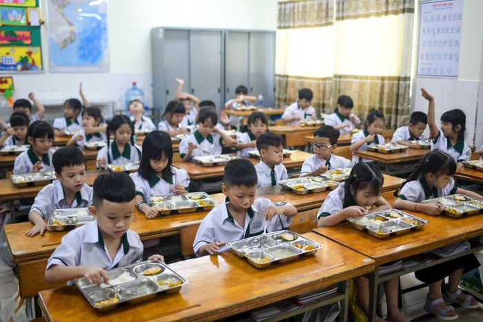 Để đảm bảo an toàn, cán bộ quản lý, nhân viên nhà trường cũng ăn cùng thực đơn với học sinh trước học sinh 30 phút để đánh giá bữa ăn. 2 tuần một lần, các nhân sự tham gia tổ chức bán trú sẽ hoán đổi vị trí công việc cho nhau để kiểm soát chu trình.