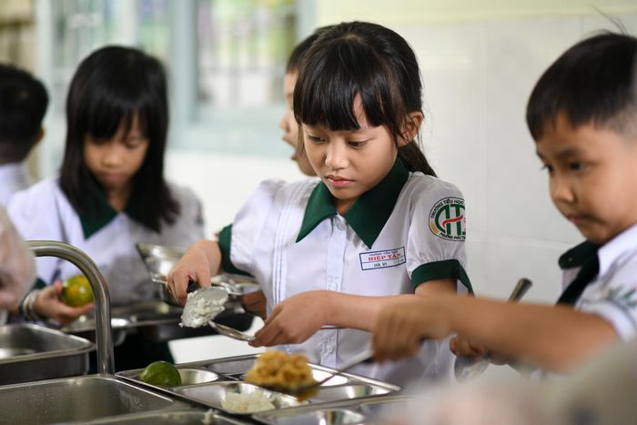 Thức ăn được các bảo mẫu cho vào các dụng cụ chứa và đưa đến các lớp học bằng xe đẩy. Học sinh sẽ chủ động lấy thức ăn theo nhu cầu và định lượng giáo viên hướng dẫn và ăn tại lớp. Việc này nhằm để rèn kỹ năng tự giác, biết đưa ra quyết định và khéo léo của học sinh. Nếu chưa no, các em được lấy thêm.