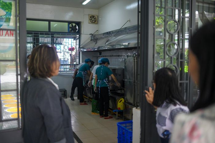 Chương trình giờ ăn mở tại trường tiểu học giúp phụ huynh có cơ hội tham quan bếp ăn và dùng bữa trưa với khẩu phần y hệt những học sinh.
