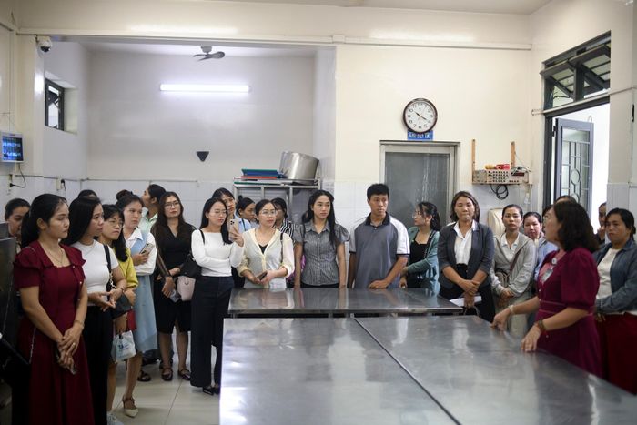 Khi nắm rõ quy trình, phụ huynh được mời tham quan khu vực bếp ăn một chiều, gồm các khu tách biệt: khu sơ chế, hấp khăn, hấp vật dụng ăn uống; khu chế biến được đầu bếp chuyên nghiệp phụ trách…