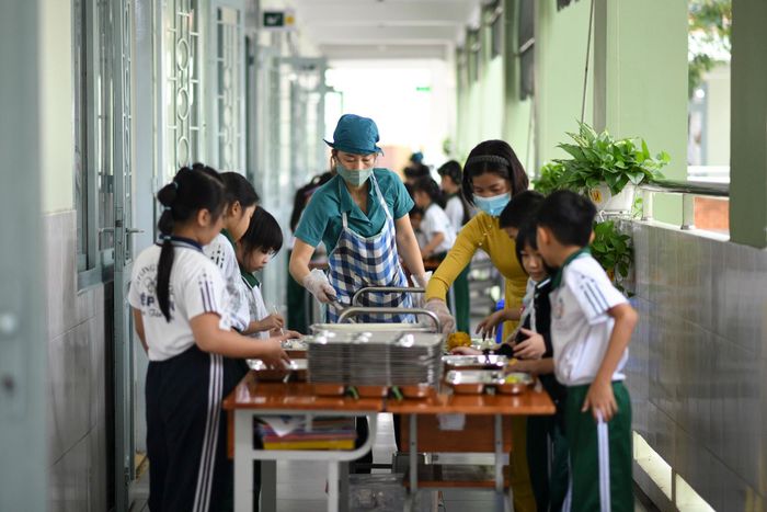 Bà Nguyễn Thị Minh Nguyệt, Hiệu trưởng nhà trường, cho biết giờ ăn mở được nhà trường tổ 2 lần trong năm, vào đầu mỗi học kỳ. Còn thực đơn, quy trình tiếp phẩm, hình ảnh bữa ăn, cách thức lưu mẫu… được nhà trường cập nhật mỗi ngày trên website để phụ huynh dễ quan sát.