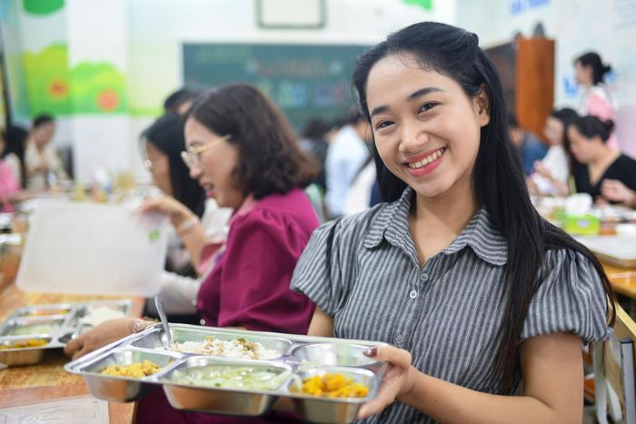 Sau khi thăm lớp, phụ huynh trực tiếp dùng thử bữa ăn với khẩu phần giống học sinh. Chị Minh Thư, phụ huynh học sinh lớp 1, chia sẻ: “Tất cả món đều nêm nếm vừa vặn, đầy đủ các nhóm dinh dưỡng. Đôi khi ở nhà, tôi còn chưa chắc nấu được một bữa đầy đủ như vậy. Đặc biệt, trường tạo điều kiện để phụ huynh được tham quan, kiểm tra bữa ăn của con bất cứ lúc nào. Tôi thấy đó là cách làm rất tốt, giúp phụ huynh yên tâm hơn”.