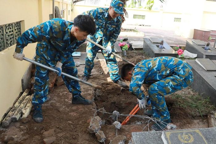Các chiến sĩ phải đục qua nhiều lớp mộ mới tiếp cận được tiểu cốt