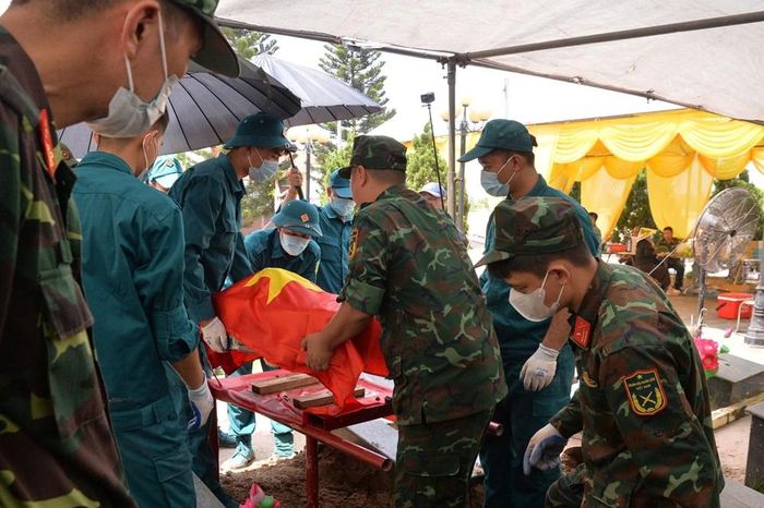 Tiểu cốt liệt sĩ được đưa tới khu vực lấy mẫu ADN theo đúng quy định