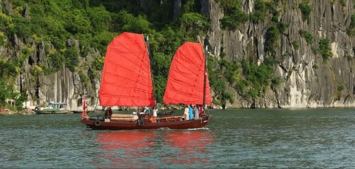 Thuyền buồm ba vách trên vịnh Hạ Long