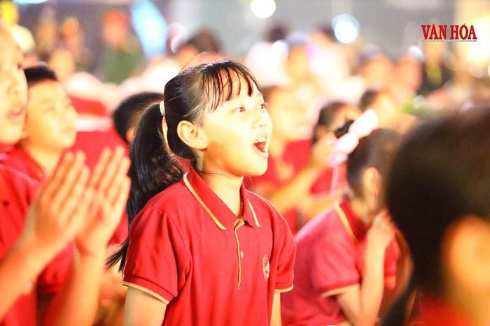 Những em nhỏ thích thú với loạt mô hình đèn lồng trung thu khổng lồ, rực rỡ sắc màu tại sự kiện