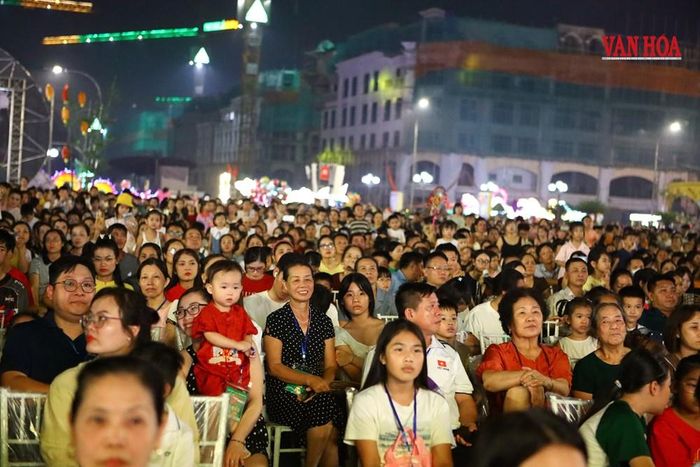 Hàng nghìn người đổ xuống đường để hòa chung bầu không khí đêm trăng xứ Trà