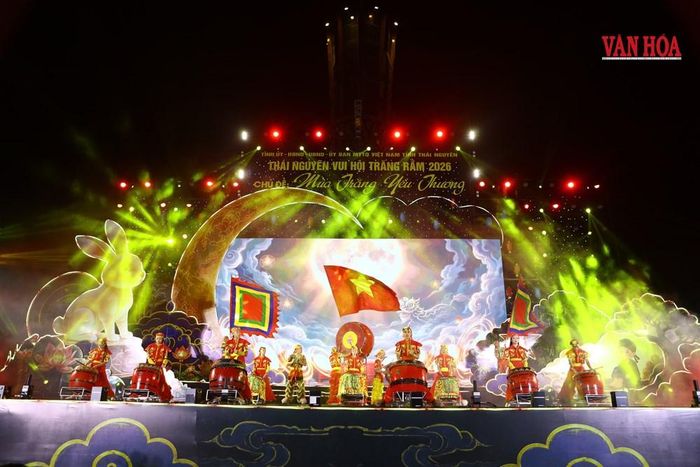Chương trình với chủ đề "Mùa trăng yêu thương" diễn ra tại Quảng trường Võ Nguyên Giáp (Thái Nguyên)