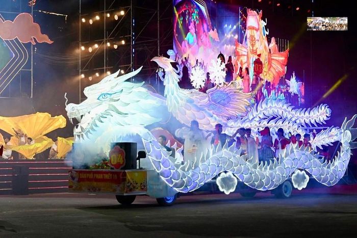 Giá trị lớn nhất của mô hình Thành Tuyên không nằm ở kích thước những chiếc đèn mà nằm ở một điều giản dị hơn: người dân trở thành chủ thể sáng tạo văn hóa