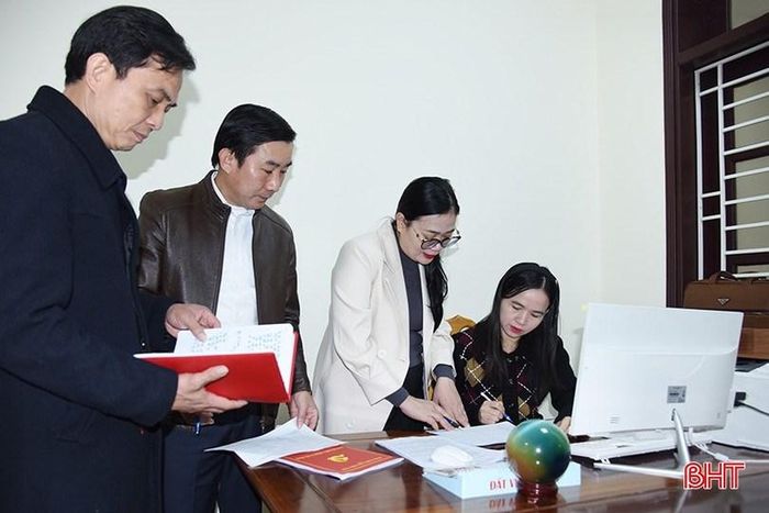 Hình ảnh tại thời điểm Ban Tổ chức Huyện ủy Thạch Hà (cũ), tỉnh Hà Tĩnh, tập trung rà soát danh sách cán bộ thuộc diện khuyến khích nghỉ hưu trước tuổi. Ảnh: BHT