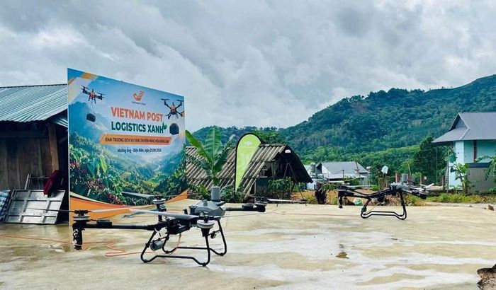 Với tải trọng khoảng 50kg/chuyến, UAV được sử dụng để hỗ trợ những chặng đường bộ khó tiếp cận. Ảnh: VietnamPost
