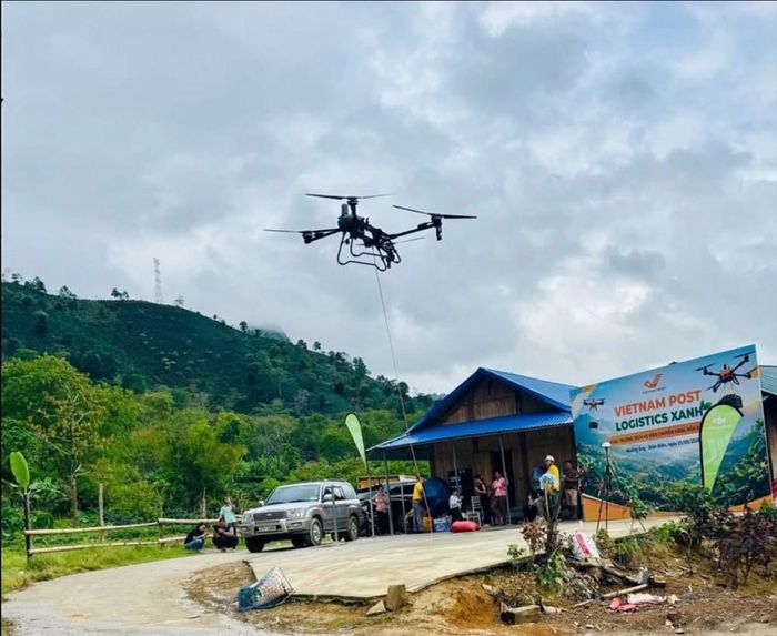 Việc đưa UAV vào vận chuyển hàng hóa, nông sản tại xã Mường Ảng góp phần từng bước hình thành hệ sinh thái logistics tầm thấp đa lĩnh vực tại Điện Biên. Ảnh: VietnamPost