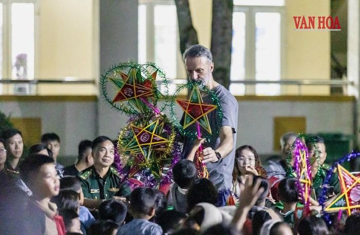 Những chiếc đèn ông sao được trao tặng đến tay của các em
