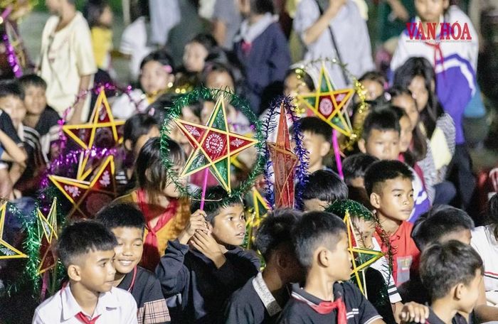 Niềm vui của các em học sinh vùng biên giới khi được tặng những chiếc đèn ông sao