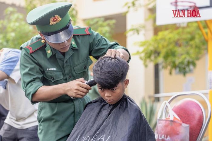 Các em học sinh được chiến sĩ Đồn Biên phòng Ra Mai cắt tóc trước khi cùng bạn bè tham gia đêm trung thu ý nghĩa.