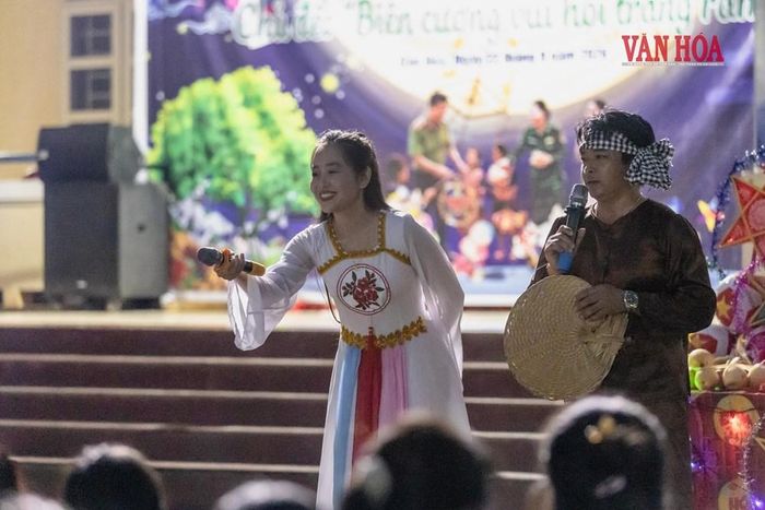Chú Cuội và chị Hằng Nga bước ra từ lời kể của giáo viên giúp các em học sinh có một đêm Trung thu vui vẻ, ấm áp, chan chứa tình yêu thương