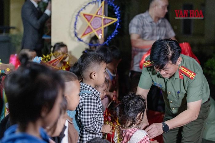 Tặng quà cho các em học sinh bậc học Mầm non