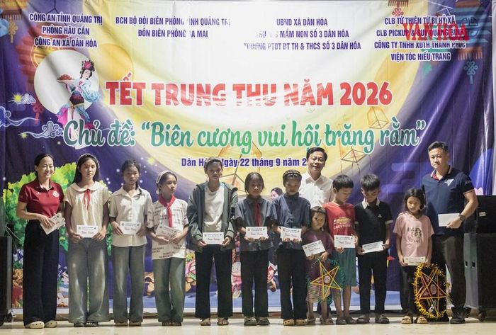 Những suất học bổng trao tặng học sinh khó khăn ở bản Ra Mai từ sự kết nối của các đơn vị từ thiện