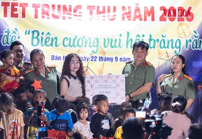 Phòng hậu cần Công an tỉnh Quảng Trị tặng quà cho học sinh trường Mần non tại bản Ra Mai