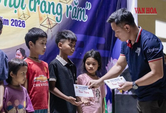 Với các em học sinh, đây chính là những phần quà ý nghĩa đỡ đần cho gia đình và tiếp thêm động lực để đến trường