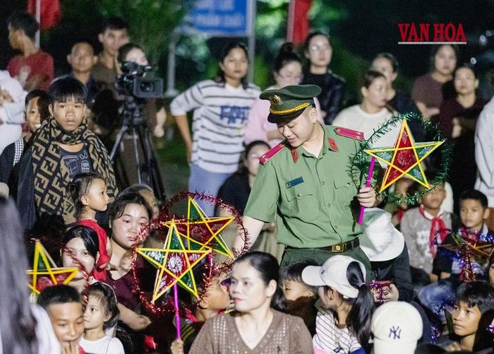 Đối với các em học sinh, đây là những món quà ý nghĩa nhất, được mong chờ nhất trong đêm hội trăng rằm
