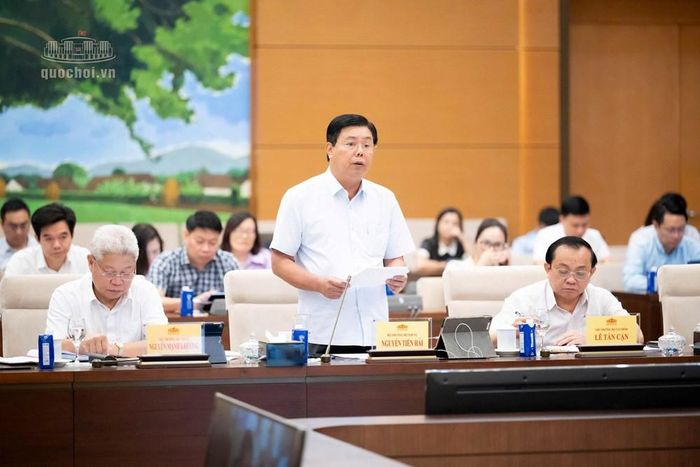 Bộ trưởng Bộ Nội vụ Nguyễn Tiến Hải trình bày tờ trình