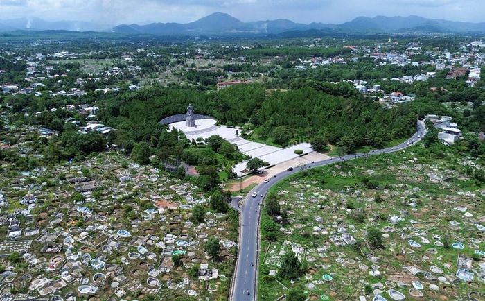 Rất nhiều mồ mả xung quanh tượng đài Quang Trung cần sớm được di dời để chỉnh trang cảnh quan