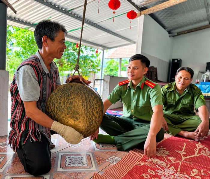 Cán bộ Công an xã Ba Vinh tìm hiểu phong tục, tập quán và văn hóa truyền thống để gần dân hơn