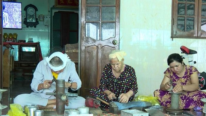 Gia đình ông Kinh Văn Cần và bà Đàng Thị Mỹ Trâm là hộ duy nhất ở Bàu Trúc còn duy trì nghề chạm bạc thủ công truyền thống