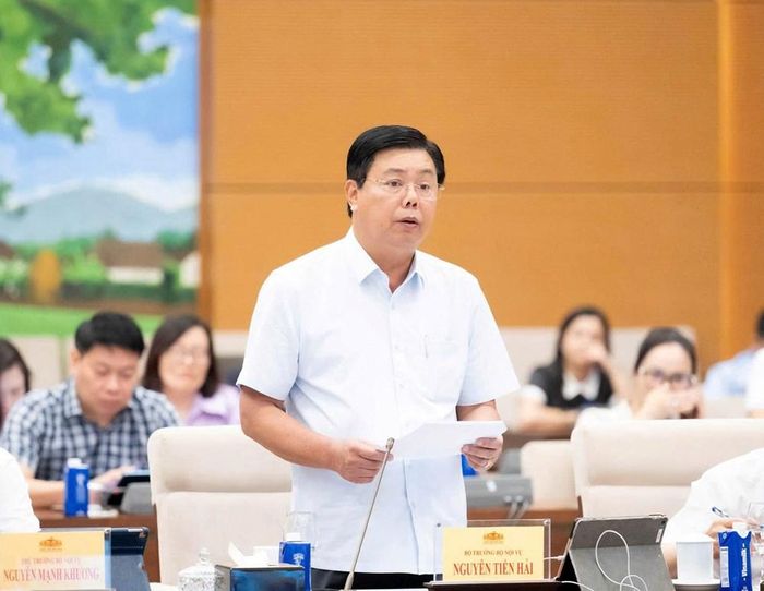 Bộ trưởng Bộ Nội vụ Nguyễn Tiến Hải trình bày tờ trình. Ảnh: Quốc hội