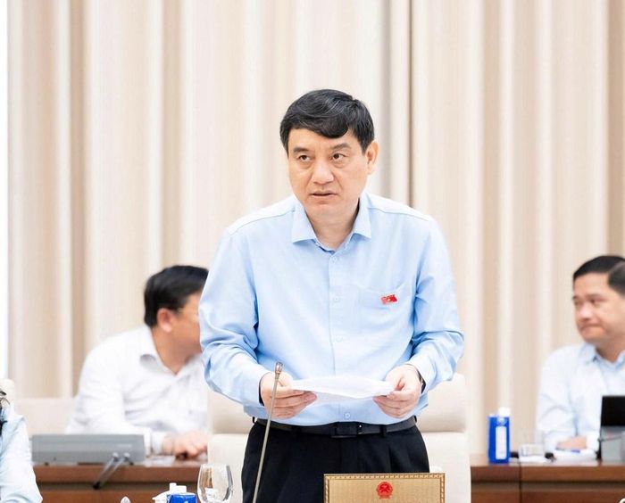Chủ nhiệm Ủy ban Văn hóa và Xã hội Nguyễn Đắc Vinh trình bày báo cáo thẩm tra sơ bộ. Ảnh: Quốc hội