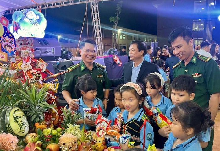 Các đại biểu phá cỗ cùng trẻ em tại đêm hội