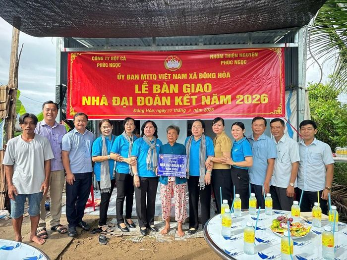 Đại diện các đơn vị trao nhà Đại đoàn kết tại xã Đông Hòa