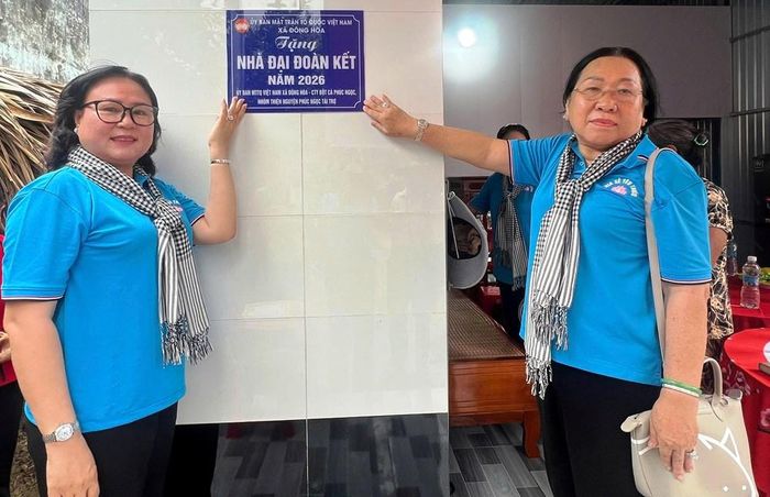Nhà tài trợ gắn bảng nhà Đại đoàn kết