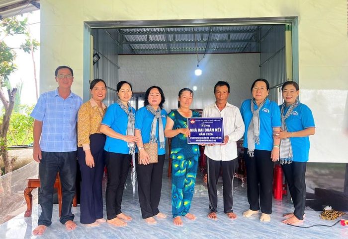 Đại diện các đơn vị trao nhà Đại đoàn kết hộ cận nghèo có hoàn cảnh khó khăn tại xã Đông Hưng