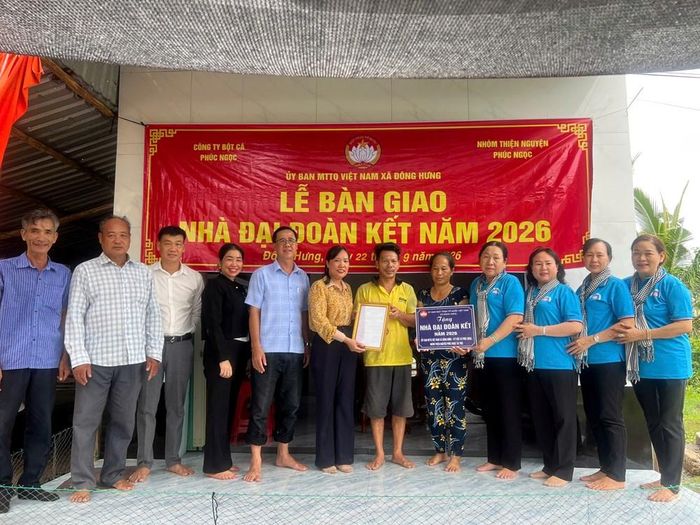 Nhà Đại đoàn kết tại xã Đông Hưng được trao cho các hộ