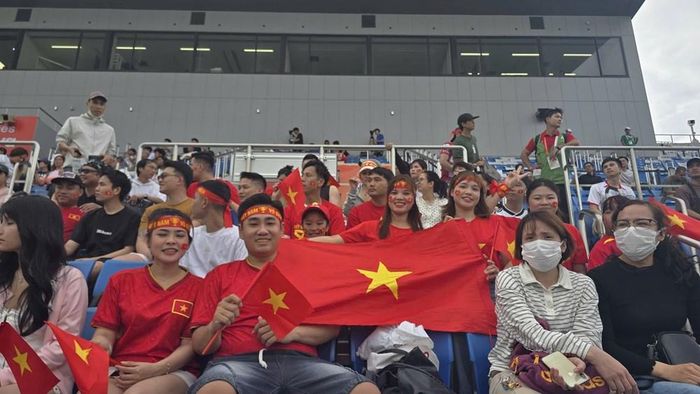 Đông đảo kiều bào tới cổ vũ cho đội tuyển Việt Nam