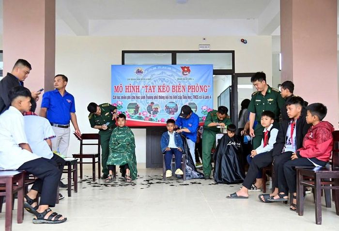 Bộ đội Biên phòng cắt tóc miễn phí cho học sinh và trẻ em trên địa bàn xã A Lưới 4. Ảnh: V.T